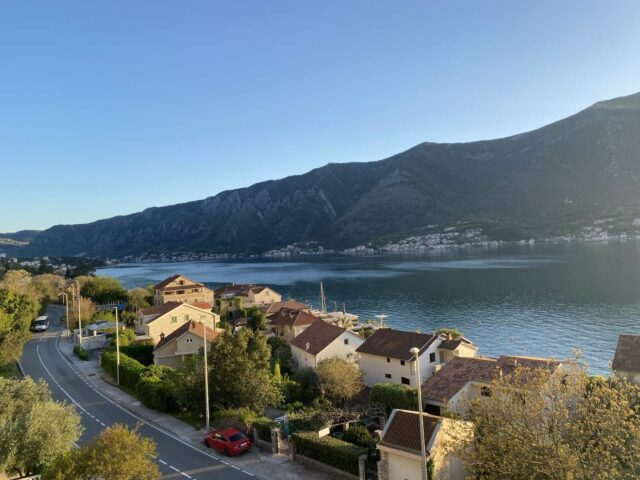 Dvosoban stan vsa pogledom na more u Kotoru