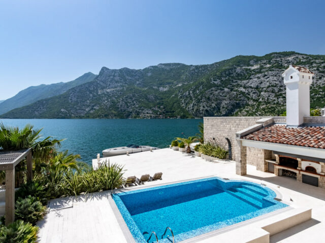Luksuzna vila na obali mora u Kotoru
