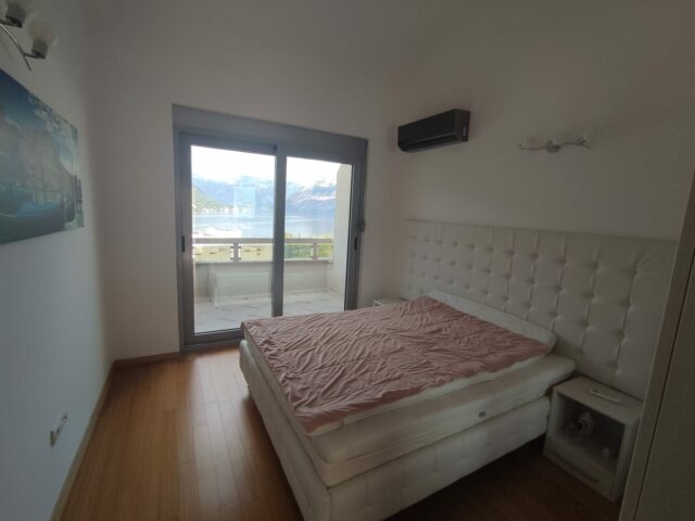 One-bedroom apartment with a sea view in Kotor