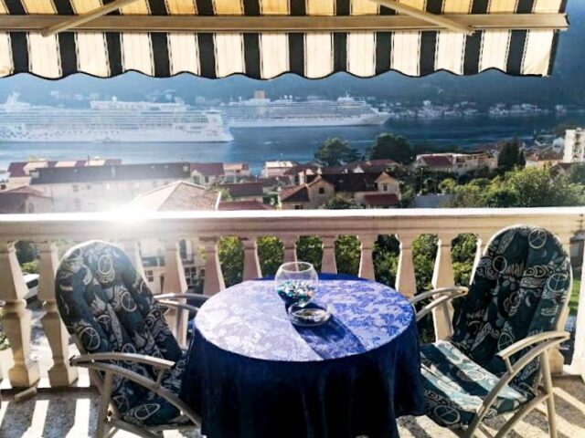 Trosoban stan sa pogledom na more u Kotoru