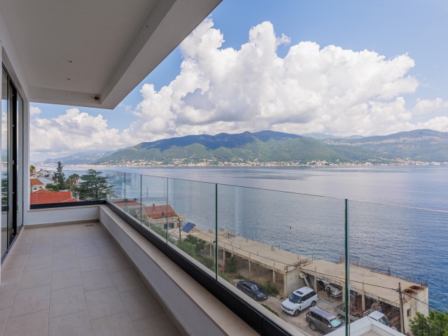 Villas with panoramic sea view and a private pool in Tivat