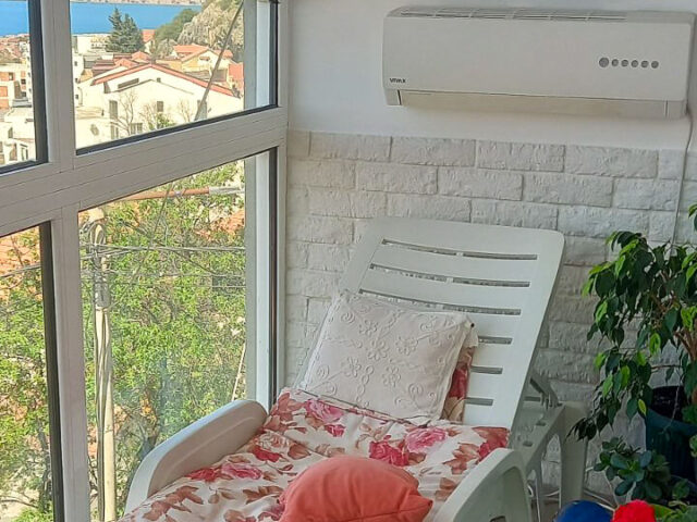 Two-bedroom apartment with a sea view in Tivat