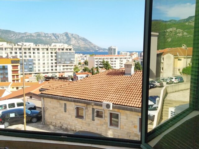 Three-bedroom apartment with a sea view in Budva