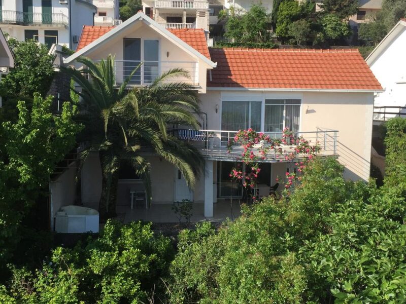 House with a sea view in Tivat, Kracici