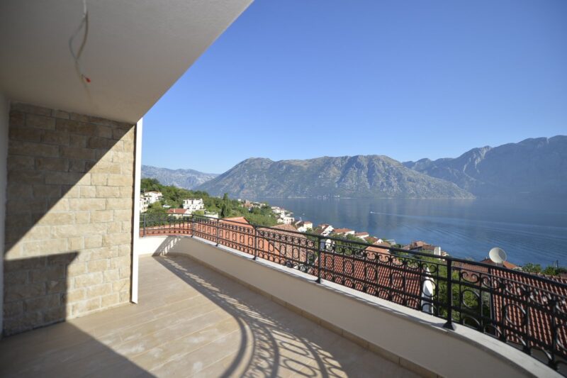 Three-bedroom apartment with a sea view in Kotor