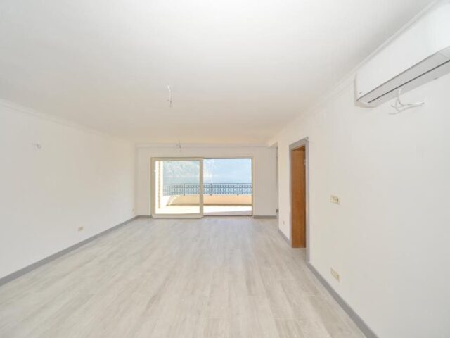 Three-bedroom apartment with a sea view in Kotor