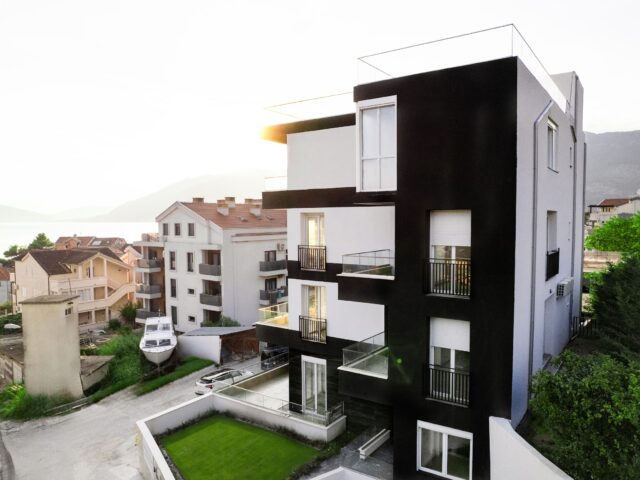 Апартаменты с видом на море в Тивате