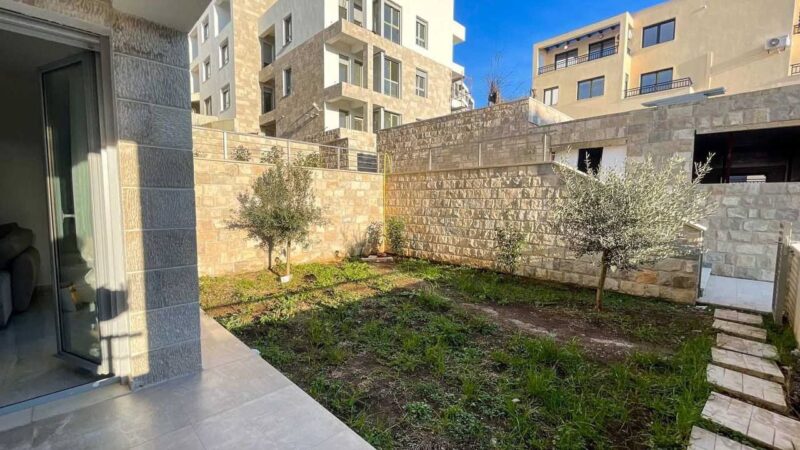 1-Zimmer-Wohnung mit privatem Grundstück in Tivat