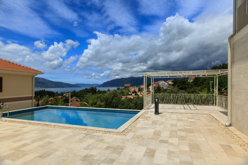 Luksuzna vila sa bazenom i pogledom na more u Tivtu