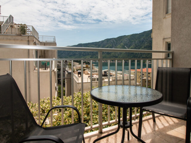 Moderan dvosoban stan sa pogledom na more u Kotoru