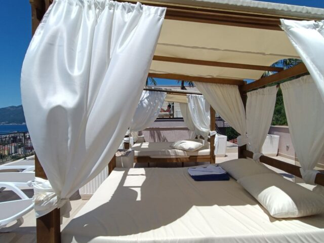 Luxusapartment mit Meerblick in einem Komplex mit Pool auf dem Dach in Tivat.