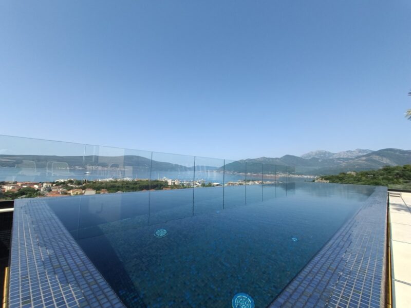 Luksuzan stan sa pogledom na more u kompleksu sa bazenom na krovu u Tivtu