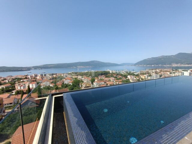 Luksuzan stan sa pogledom na more u kompleksu sa bazenom na krovu u Tivtu