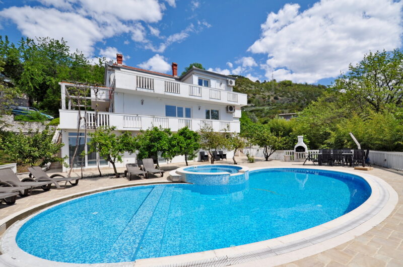 Dreistöckige Villa mit Swimmingpool in Tivat