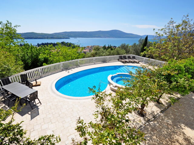 Three-storey villa with a swimming pool in Tivat