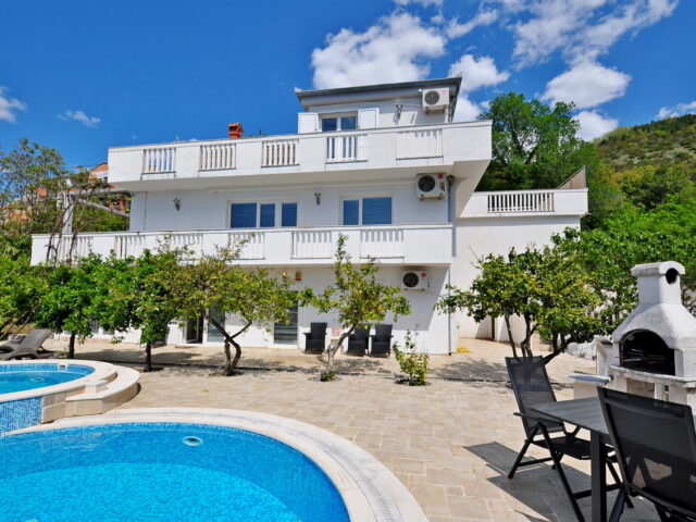 Dreistöckige Villa mit Swimmingpool in Tivat