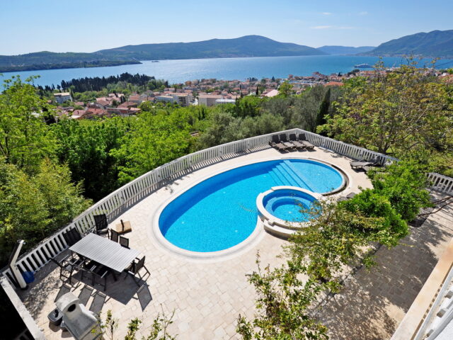 Trospratna vila sa pogledom na more, sa bazenom u Tivtu