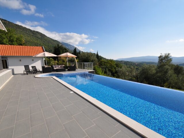 Villa „Katarina“ mit Swimmingpool in Tivat