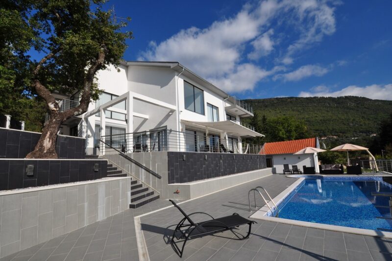 Villa “Katarina” with a swimming pool in Tivat