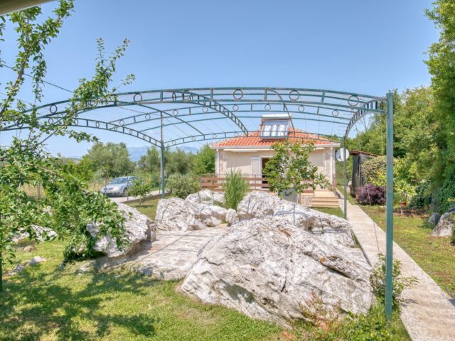 Ein Haus mit Garten in Vranovici