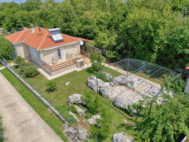 Ein Haus mit Garten in Vranovici