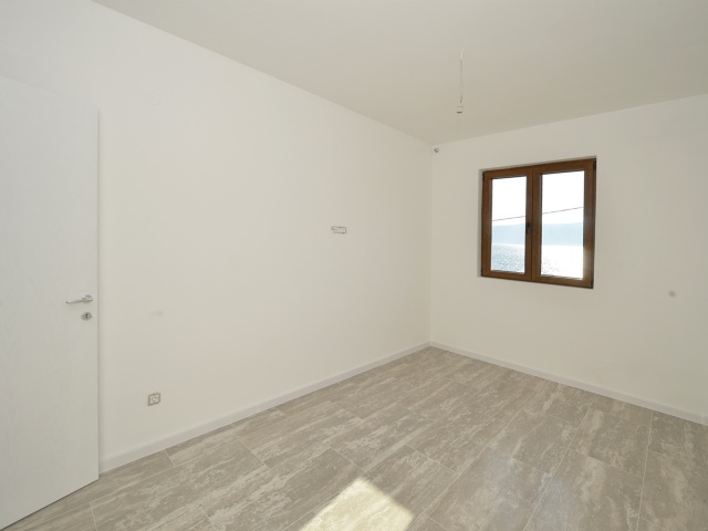 3-Zimmer-Wohnung in erster Meereslinie in Tivat