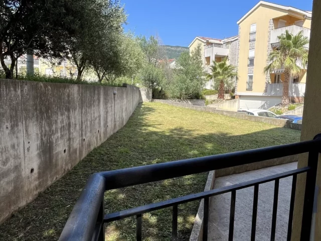 Spacious studio apartment with a terrace in Tivat