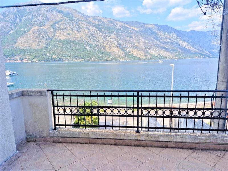 Trosoban stan sa pogledom na more u Kotoru, Stoliv