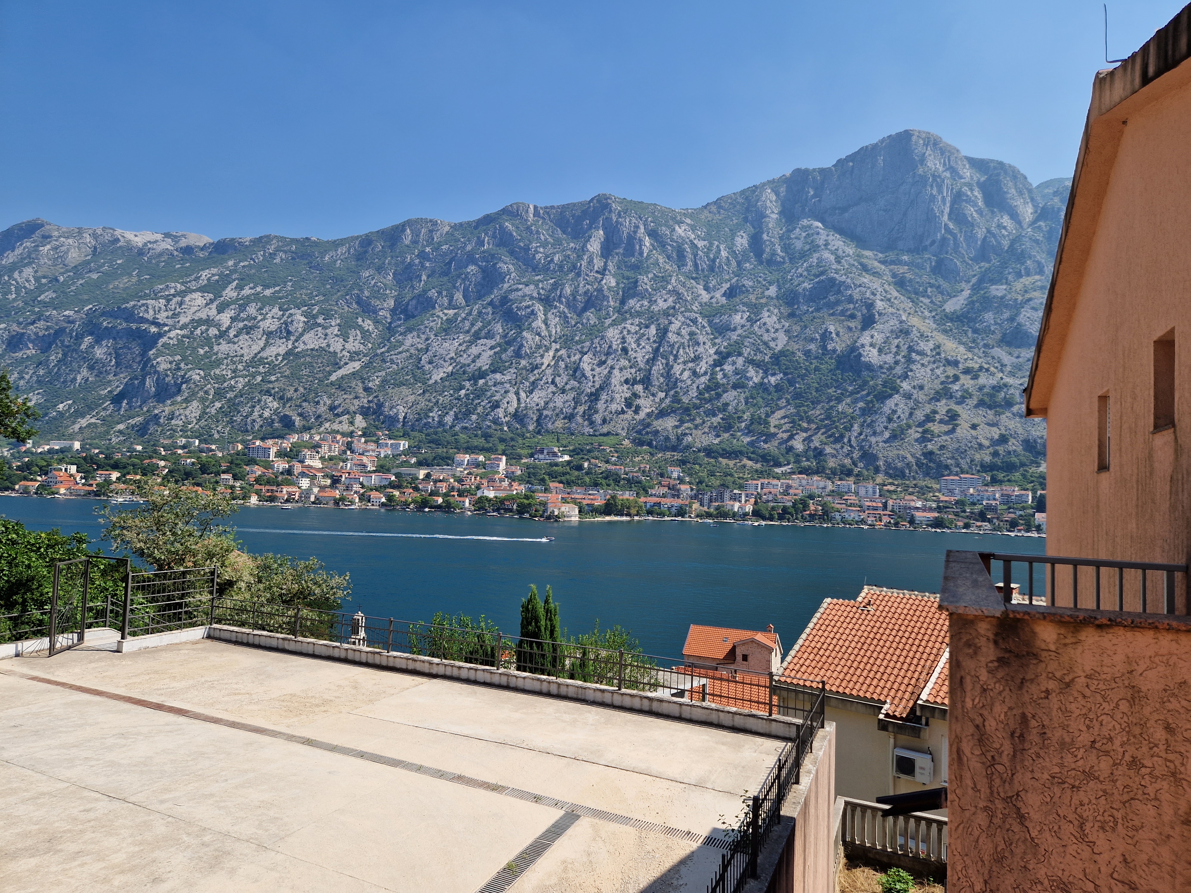 2-bedroom apartment with a sea view in Kotor