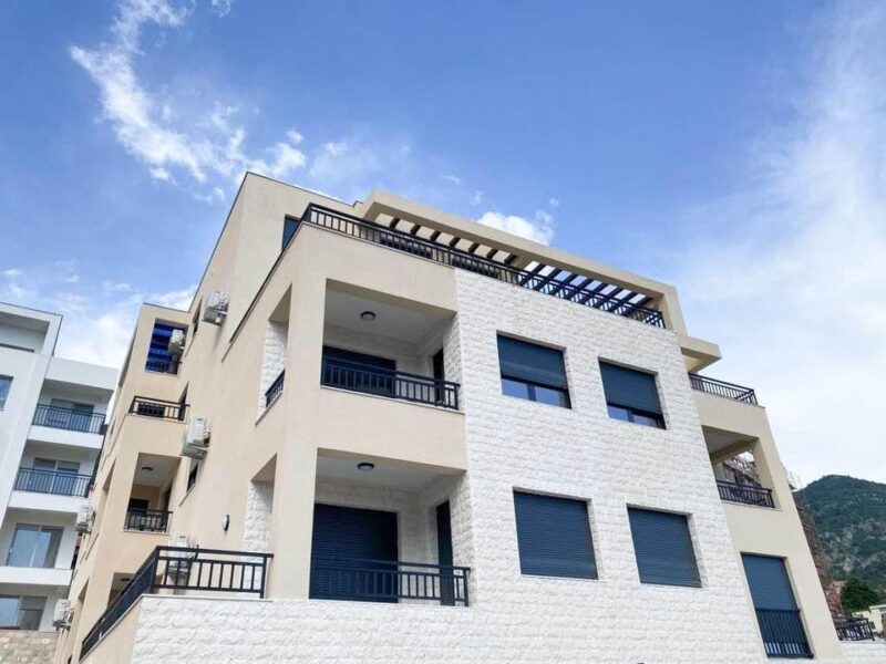 Schöne möblierte Drei-Zimmer-Wohnung mit Blick auf das Meer in Tivat