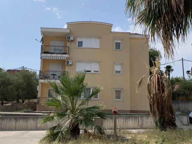 Spacious studio apartment with a terrace in Tivat