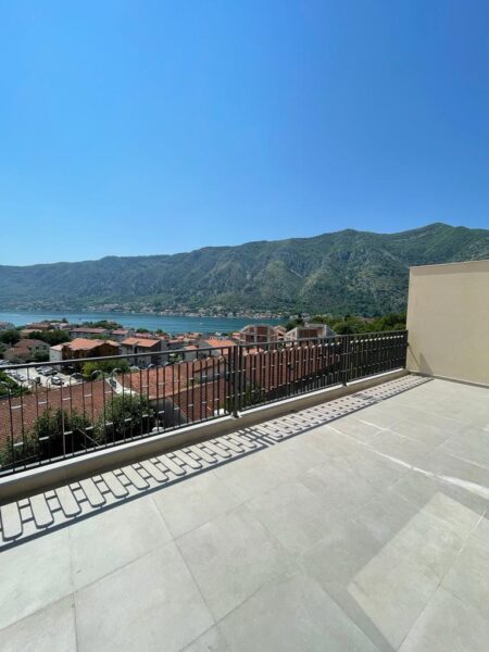 Jednosoban stan sa velikom terasom sa pogledom na more u Kotoru