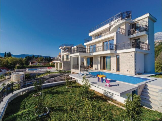 Luxury villa overlooking the sea, with a swimming pool in Montenegro