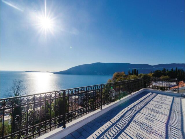 Luksuzna vila sa bazenom i pogledom na more u Herceg Novom