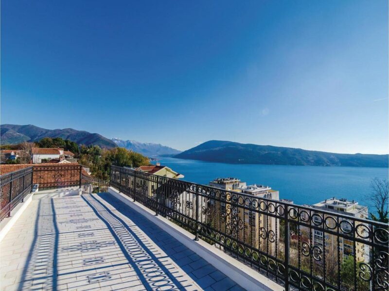 Роскошная вилла с бассейном и с панорамным видом на море в Черногории