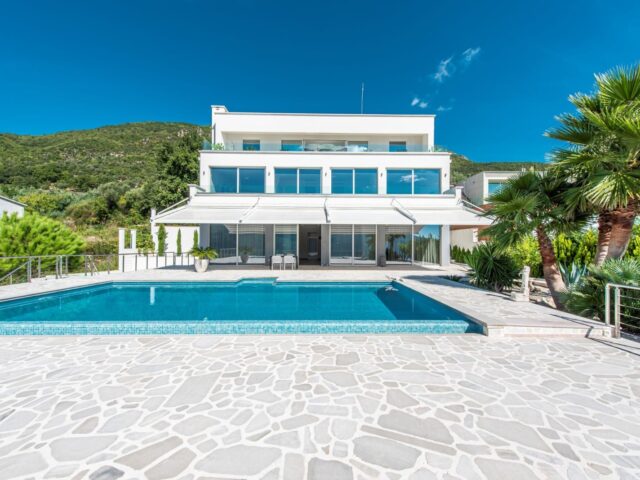Luxuriöse, moderne Villa mit Pool und Panoramablick auf das Meer
