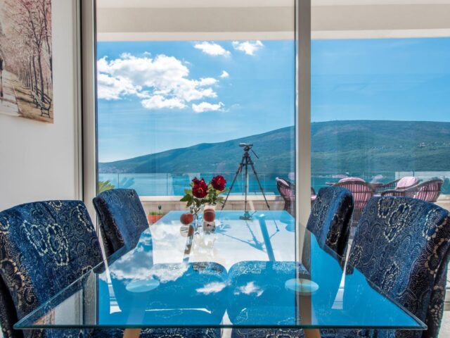 Luxuriöse, moderne Villa mit Pool und Panoramablick auf das Meer