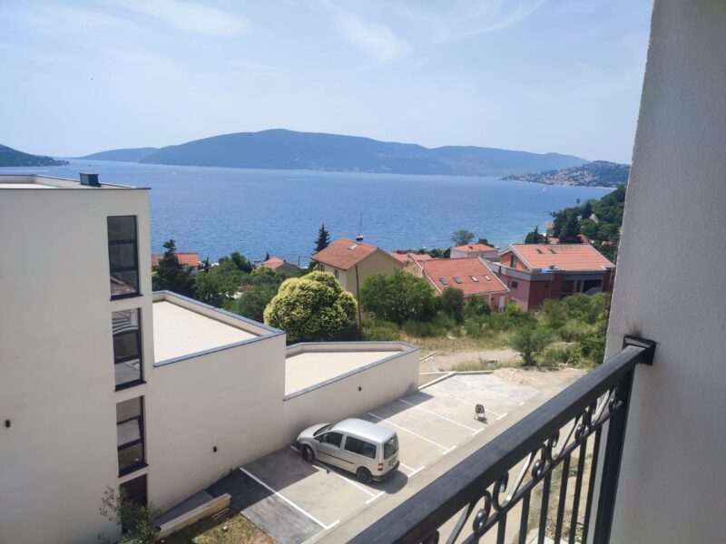 Апартаменты в новосторойке с бассейном и видом на море в Герцег Нови