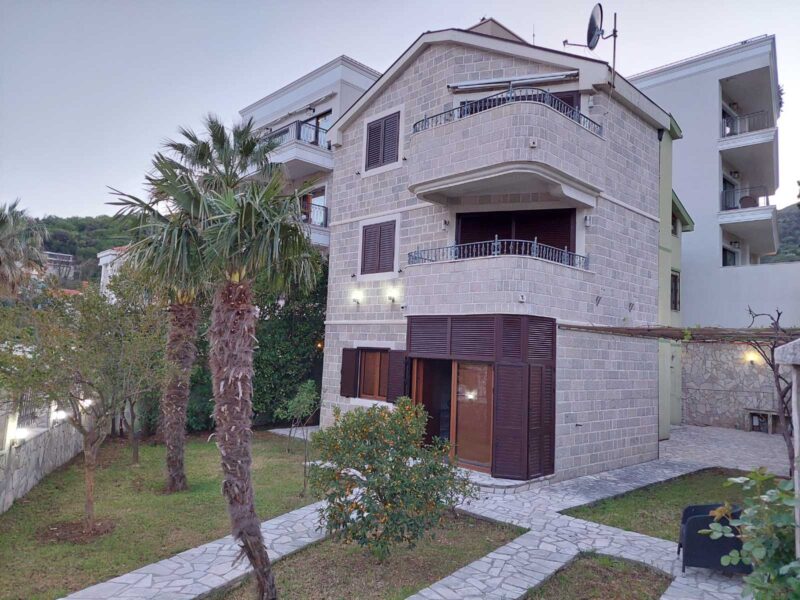 Dreistöckiges Haus in erster Meereslinie in Herceg Novi