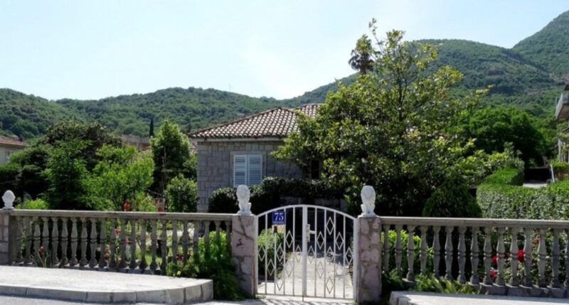 Gemütliches Haus in erster Meereslinie in Herceg Novi