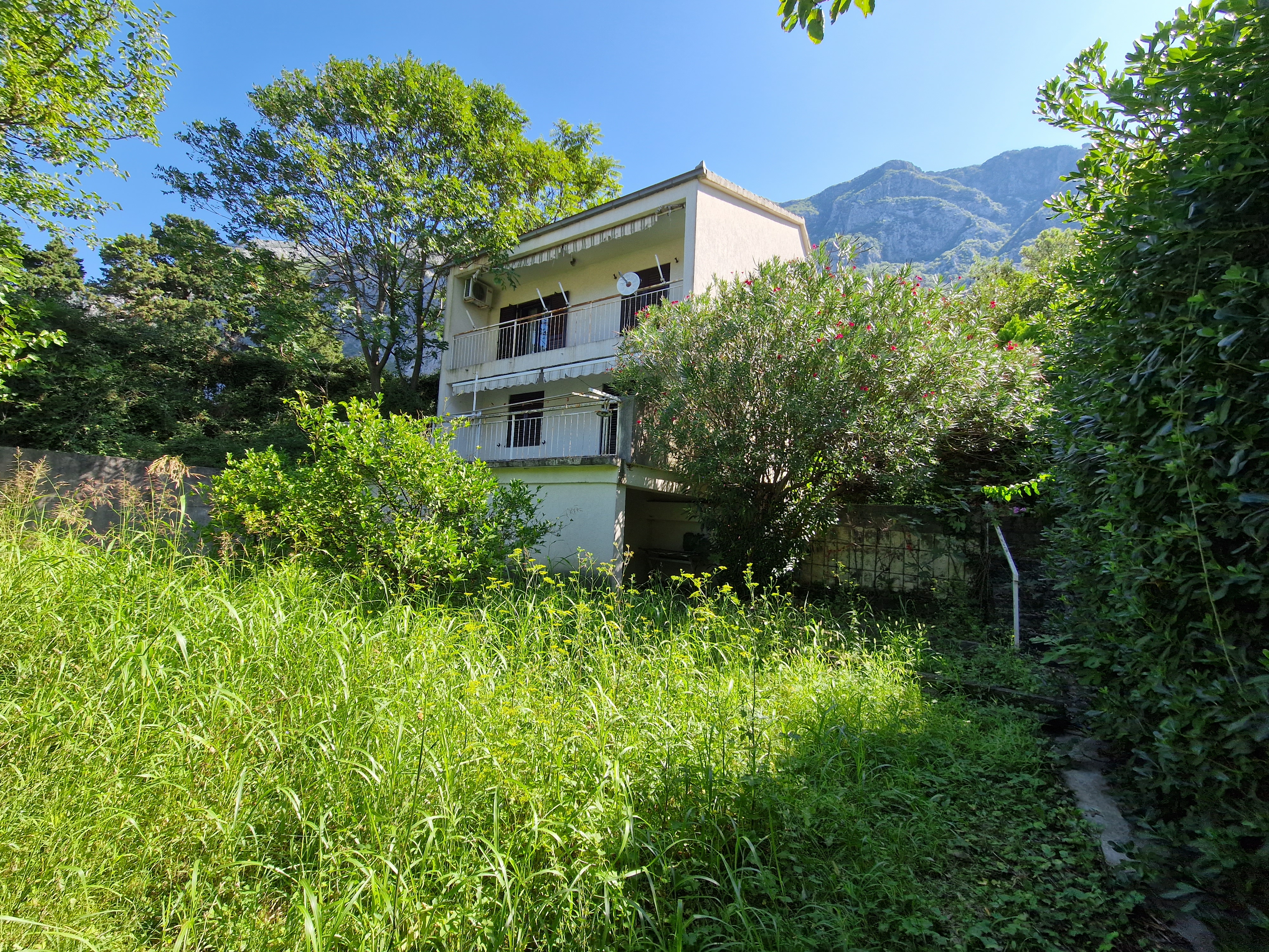 House with sea view in Montenegro at an attractive price