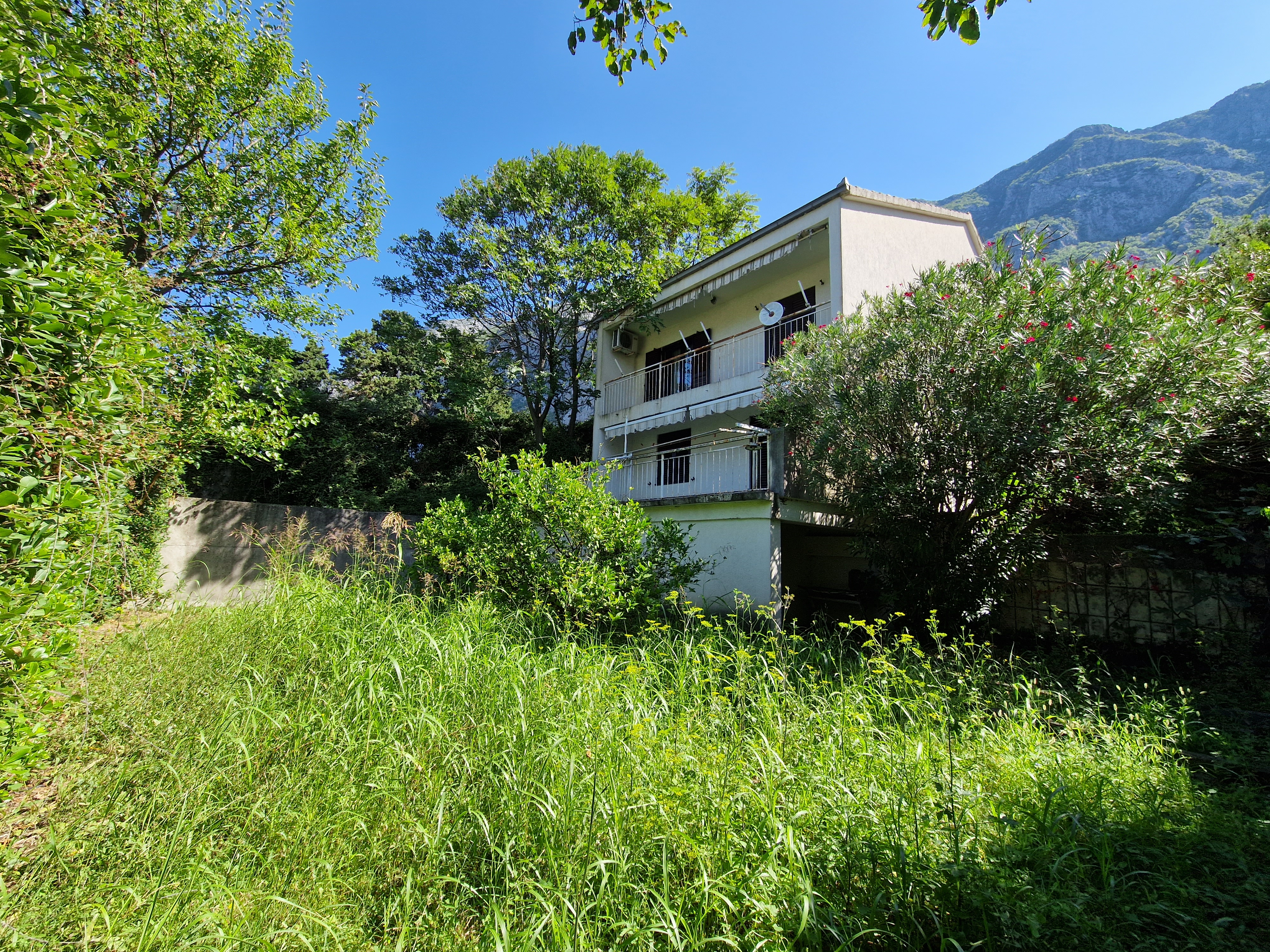 House with sea view in Montenegro at an attractive price