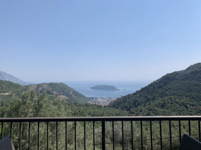 Роскошная вилла с панорамным видом на море с бассейном в Черногории