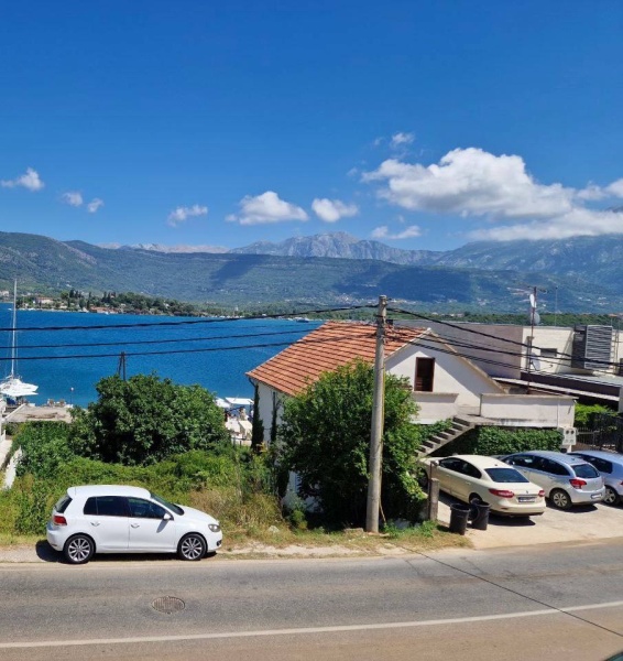 Stadthäuser mit Meerblick in Tivat