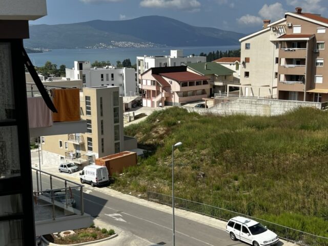One bedroom apartment in Tivat with a side sea view