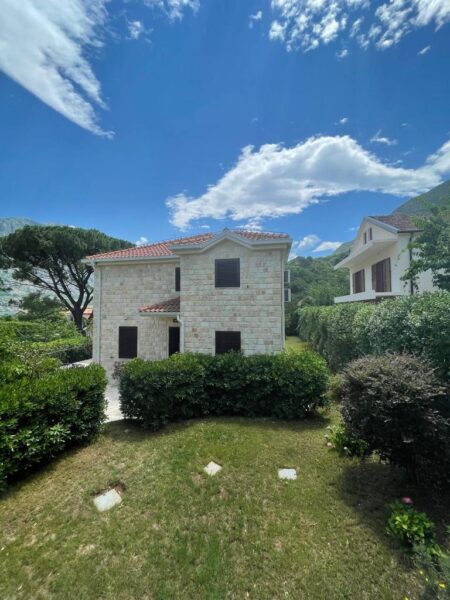Two luxury houses on one plot in a fantastic location with sea view