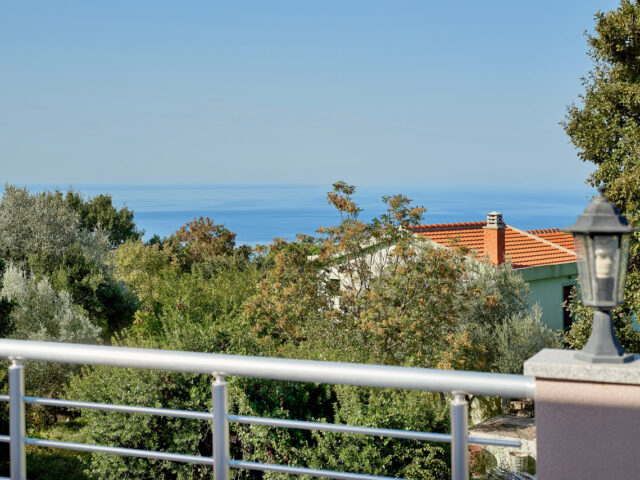 Gemütliches zweistöckiges Haus mit Meerblick in Montenegro