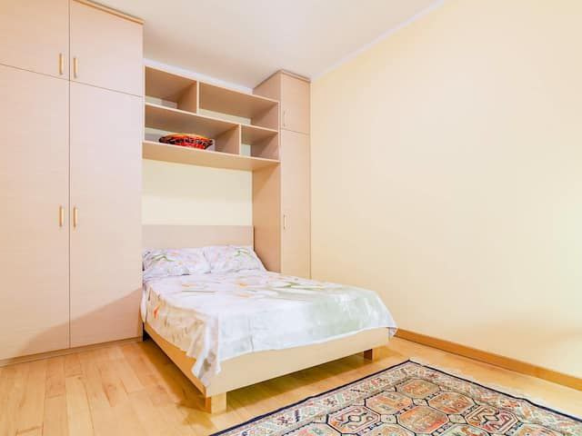 Schön möbliertes Apartment mit zwei Schlafzimmern und Parkplatz im Zentrum von Budva