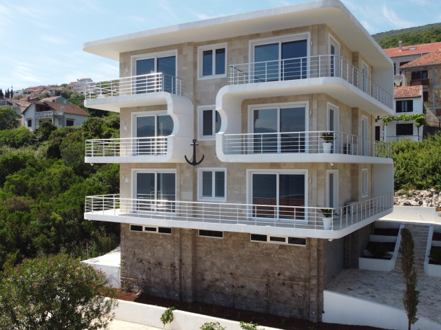 Schön eingerichtetes Apartment mit Panoramablick auf das Meer und die Bucht von Tivat