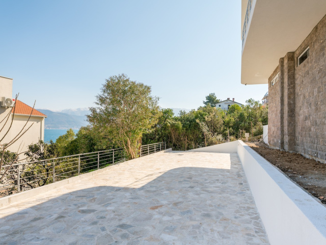 Schön eingerichtetes Apartment mit Panoramablick auf das Meer und die Bucht von Tivat